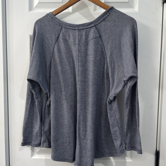 🩶 3/$15 🩶 Tommy Hilfiger sport top - Picture 4 of 4